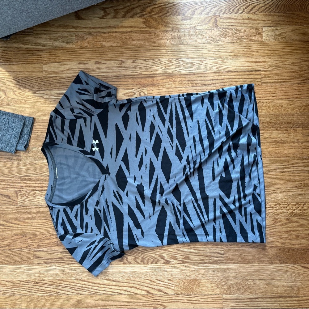 Under Armour Black & Gray Abstract-Stripe V-Neck Performance Shirt